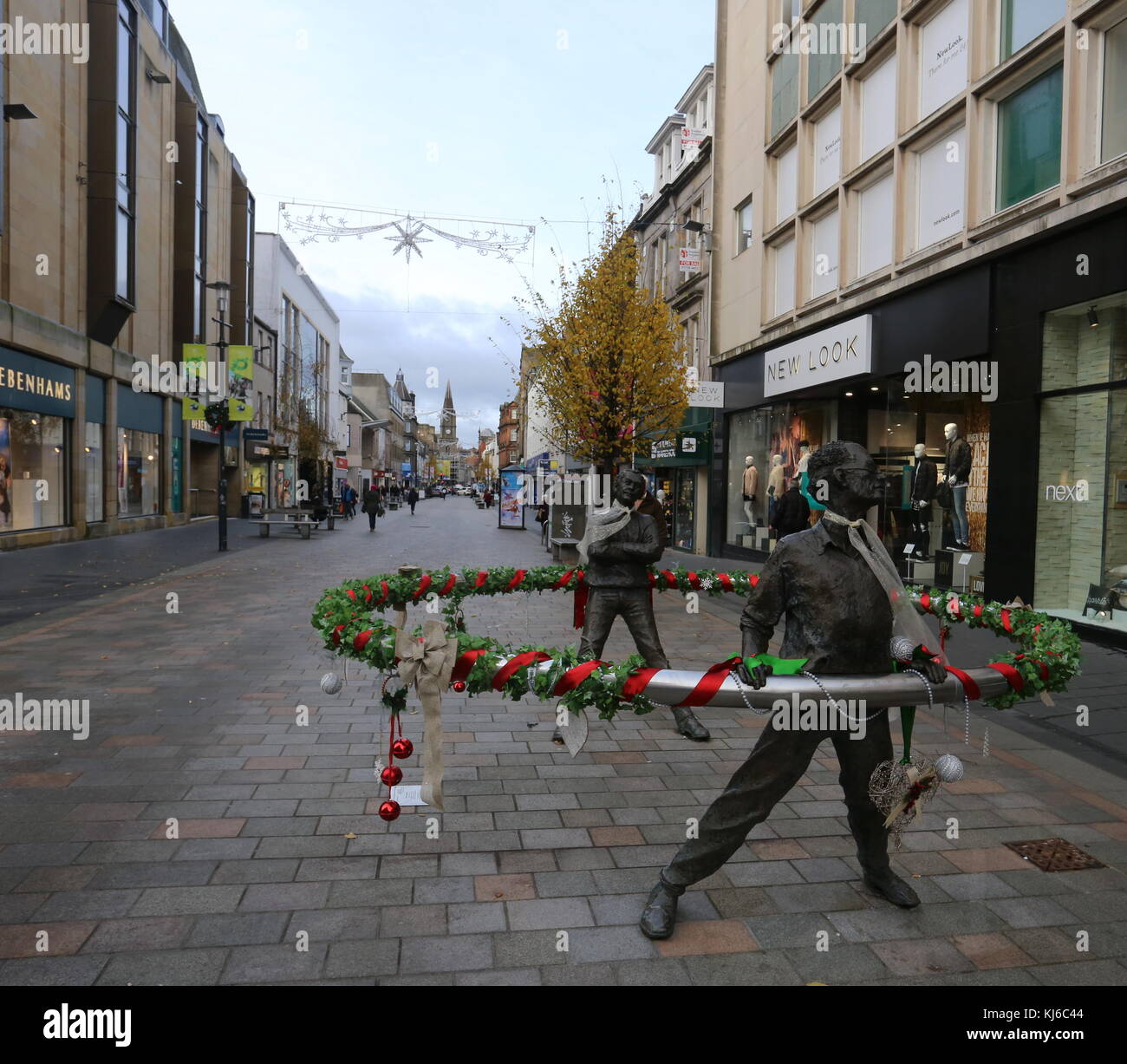 Nae giorno sae scuro (l'anello scultura) di david annand con decorazioni di Natale perth high street scozia novembre 2017 Foto Stock