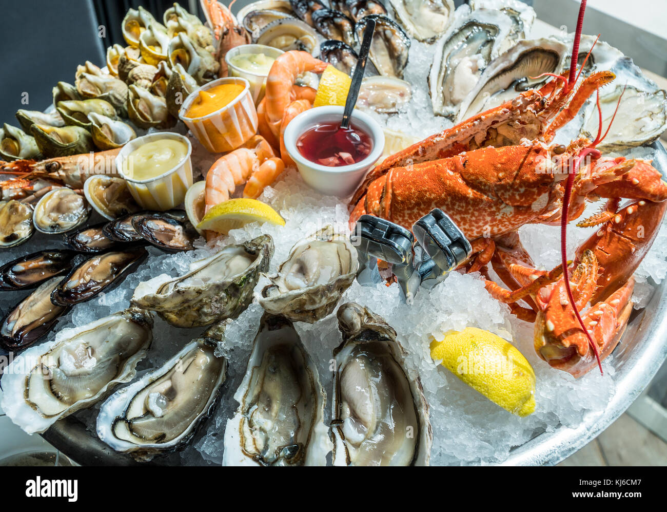 Piatto di frutti di mare. Diversi molluschi e crostacei collocare sopra il ghiaccio. Foto Stock