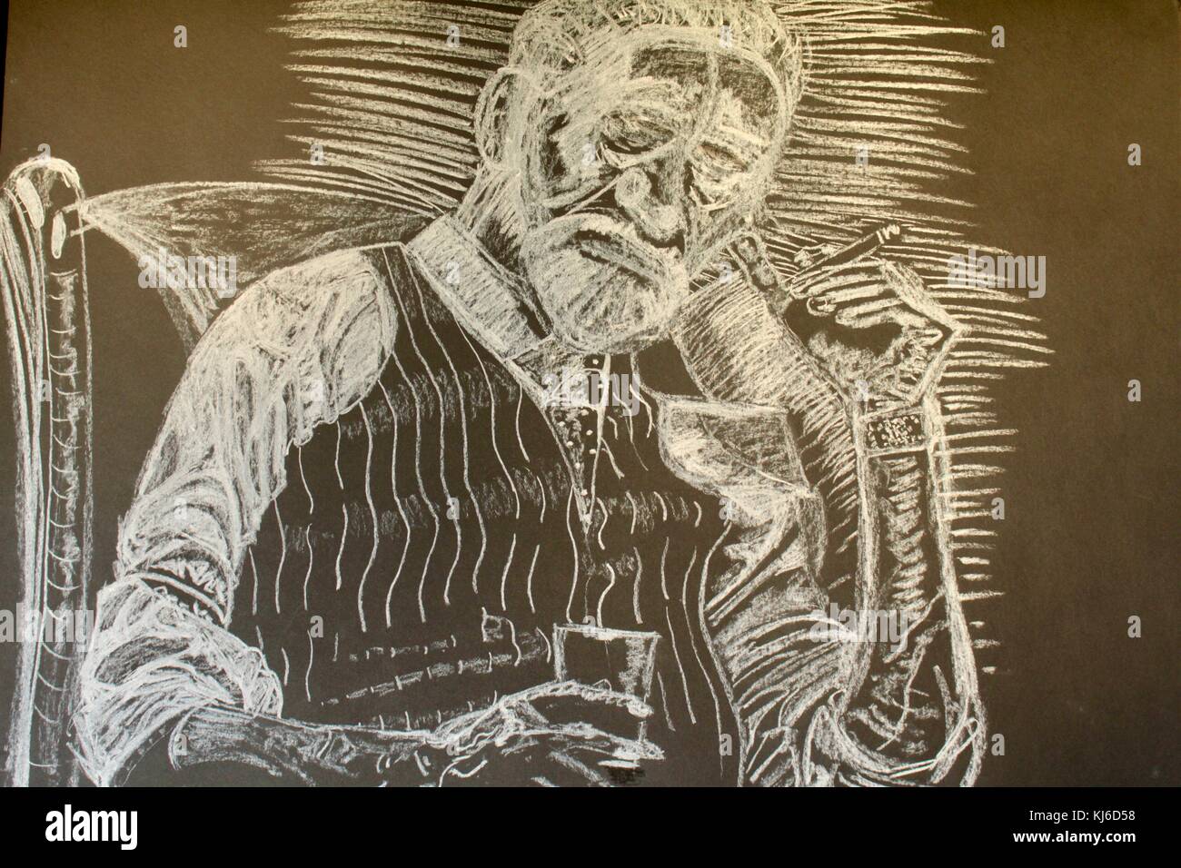 Bianco gesso disegno sulla lavagna del vecchio uomo con bicchiere di whisky e sigari Foto Stock