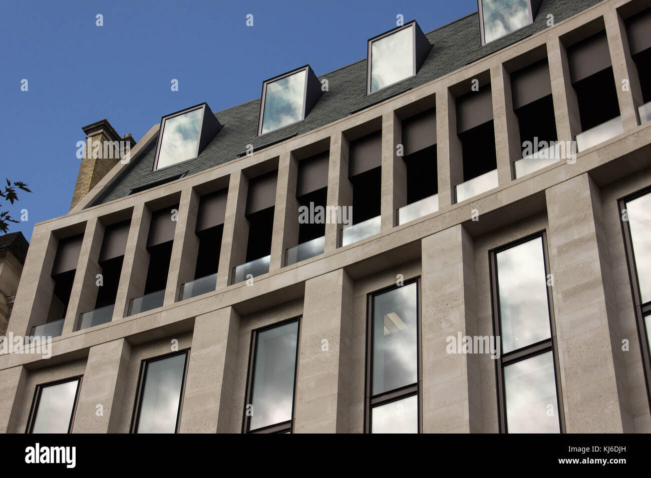 Nuovo edificio nella città di Londra, sul finsbury circus 8. splendida, osservare semplice facciata in pietra con windows che riflette il cielo. Foto Stock