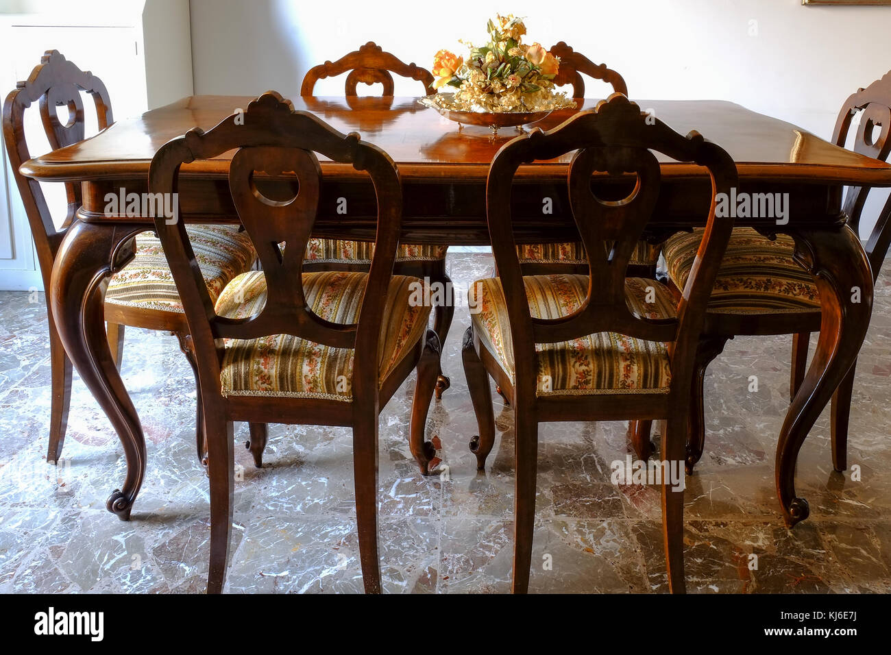 Tavolino da soggiorno. Arredi italiani di legno. Italia Europa Foto Stock