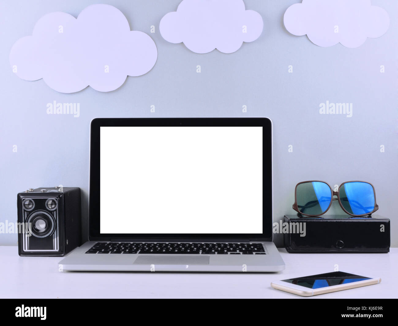 Elegante area di lavoro con computer portatile, forniture per ufficio, fotocamera, note a casa o in studio. Foto Stock