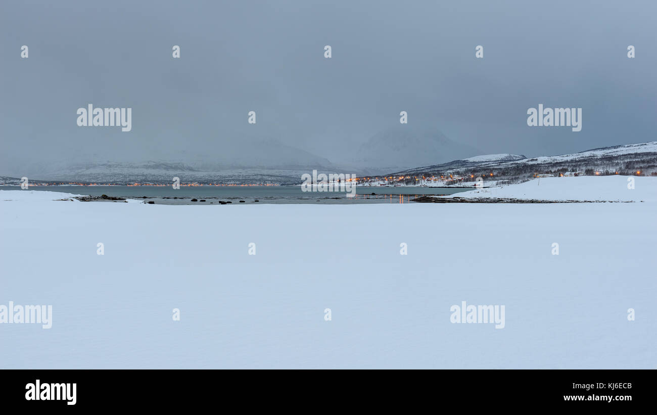 Le nuvole di un inverno mattina di gennaio. Paesaggi innevati. Le montagne e il mare in lontananza. Tisnes, Kvaløya, Tromsø, Norvegia. Foto Stock