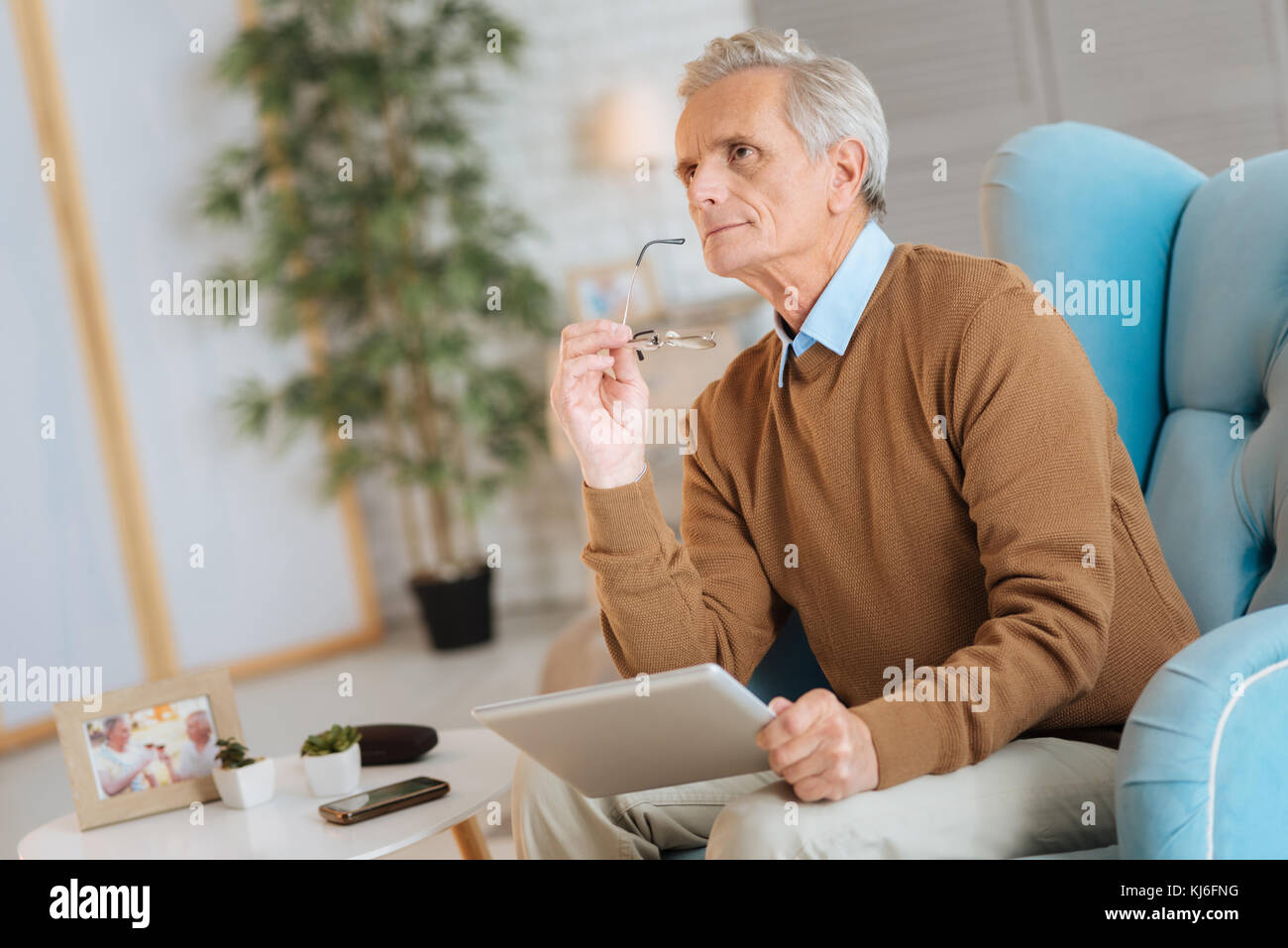 Sognando il vecchio uomo la generazione di idee a casa Foto Stock