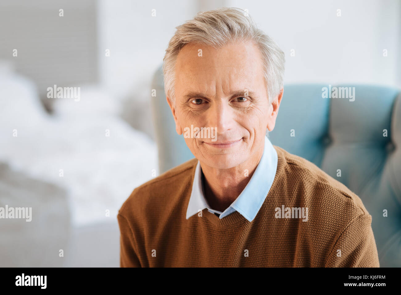 Ritratto di cordiale cercando anziano gentiluomo sorridente Foto Stock