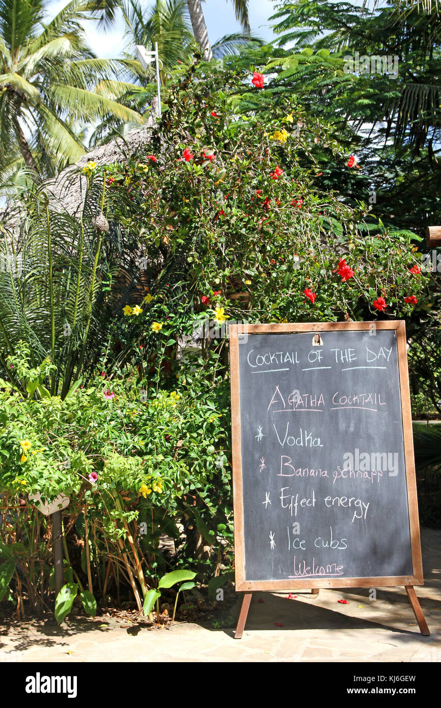 Uroa Beach Resort Hotel bar segno con cocktail del giorno e piante, Zanzibar, isola di Unguja, Tanzania. Foto Stock