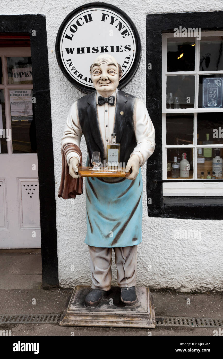 Dimensione intera statua modello cameriere di whisky al di fuori del negozio inverary Loch Fyne Scozia Luglio 2017 Foto Stock
