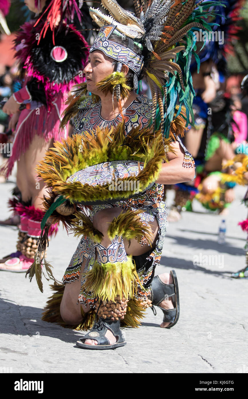Uomo indigeni in costume tradizionale balli all'aperto Foto Stock