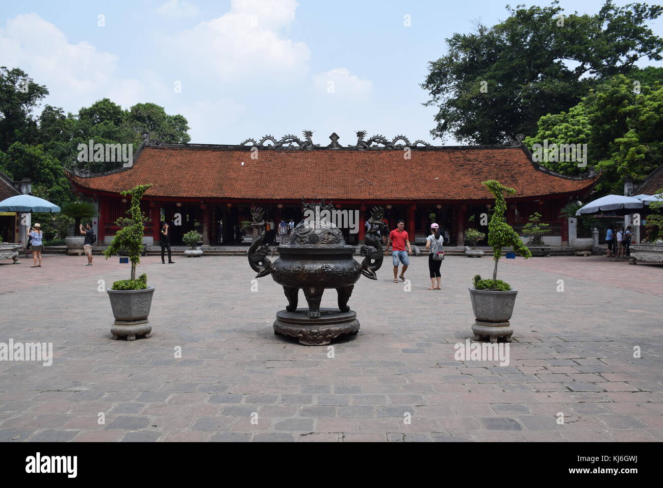 La casa di cerimonie all'interno del quarto cortile del tempio della letteratura ad Hanoi, Vietnam Foto Stock