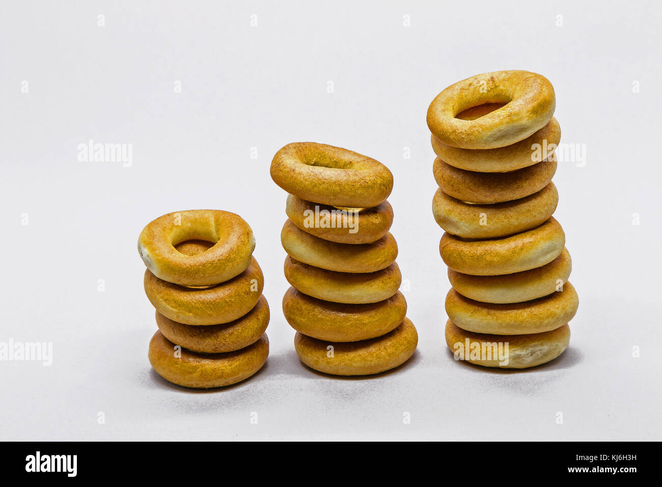 Pile di pane russo anelli isolati su sfondo chiaro. Foto Stock