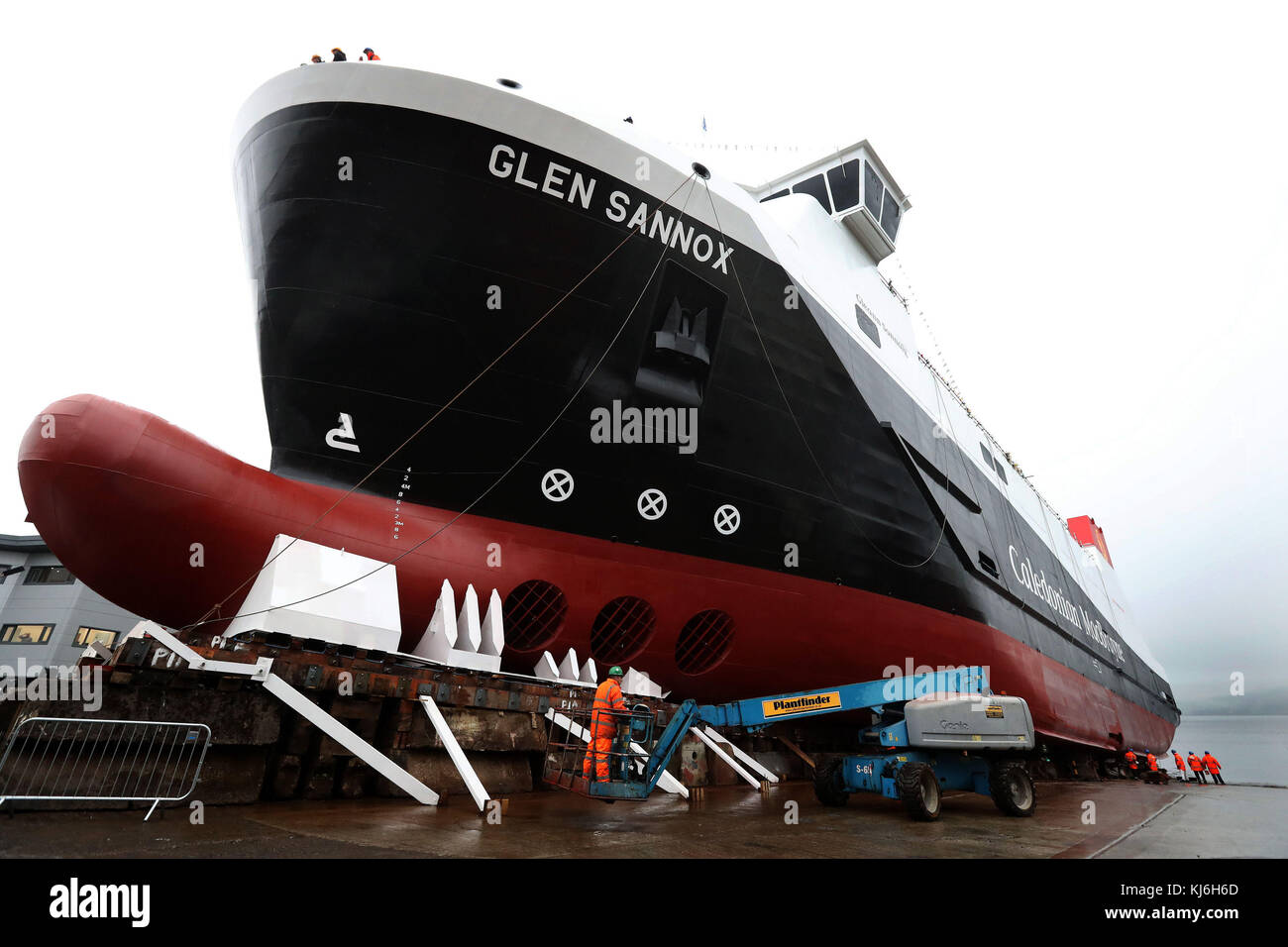 I preparativi finali sono stati effettuati per il traghetto MV Glen Sannox prima della cerimonia di lancio del traghetto passeggeri a gas naturale liquefatto, il primo traghetto GNL del Regno Unito, presso la Ferguson Marine Engineering di Port Glasgow. Foto Stock