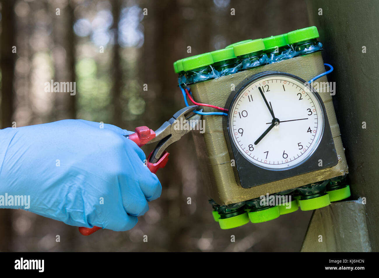 Disattivazione del trovato bomba temporizzato. Smaltimento del pericoloso esplosivo collocato in corrispondenza di una struttura in metallo. Foto Stock