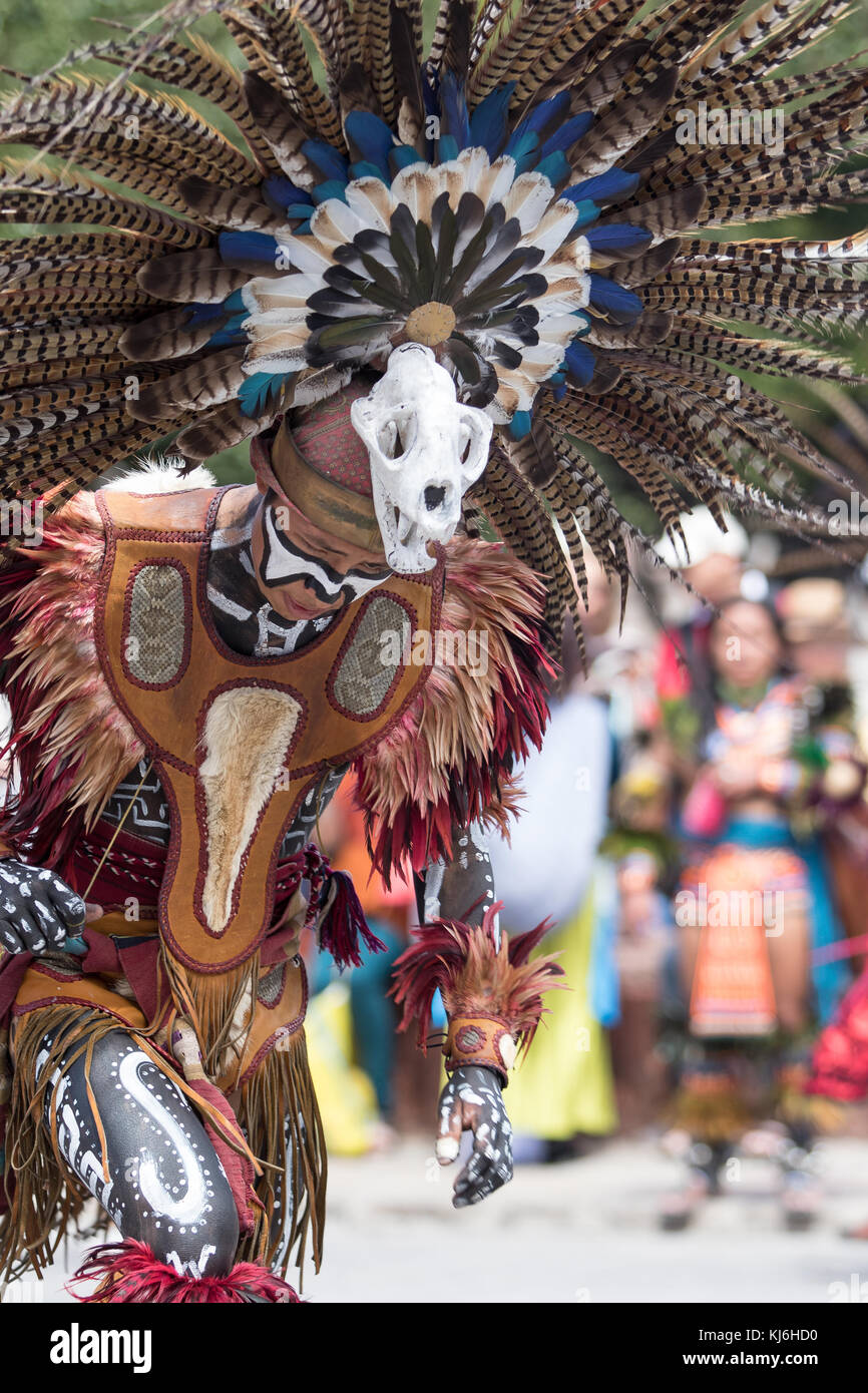 Uomo indigeni in costume tradizionale balli all'aperto Foto Stock