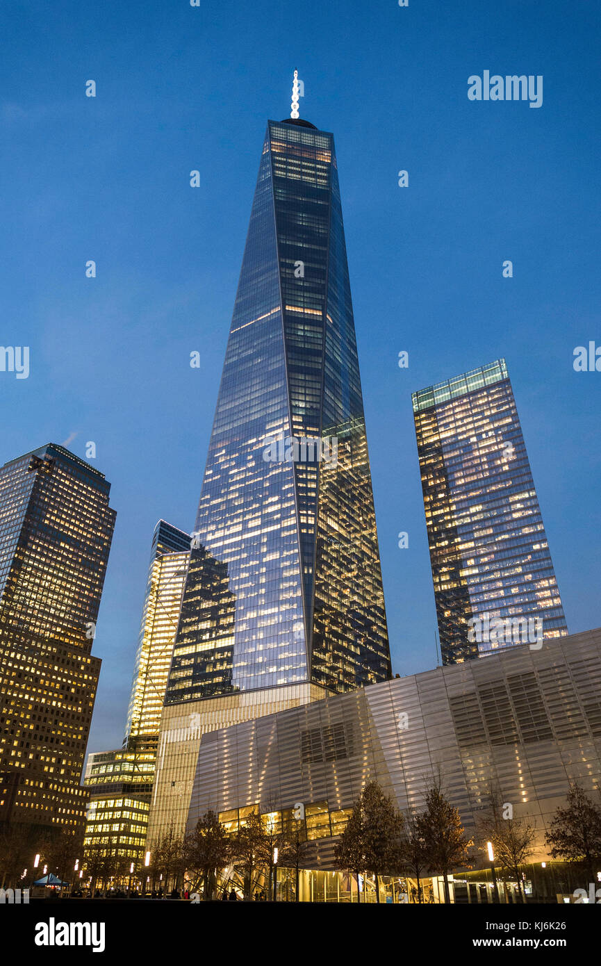 Stati Uniti d'America, New York City: la città illuminata di notte, con la nuova One World Trade Center, 1WTC, conosciuta anche come la Torre 1 o la libertà Tower, a Manhattan Foto Stock