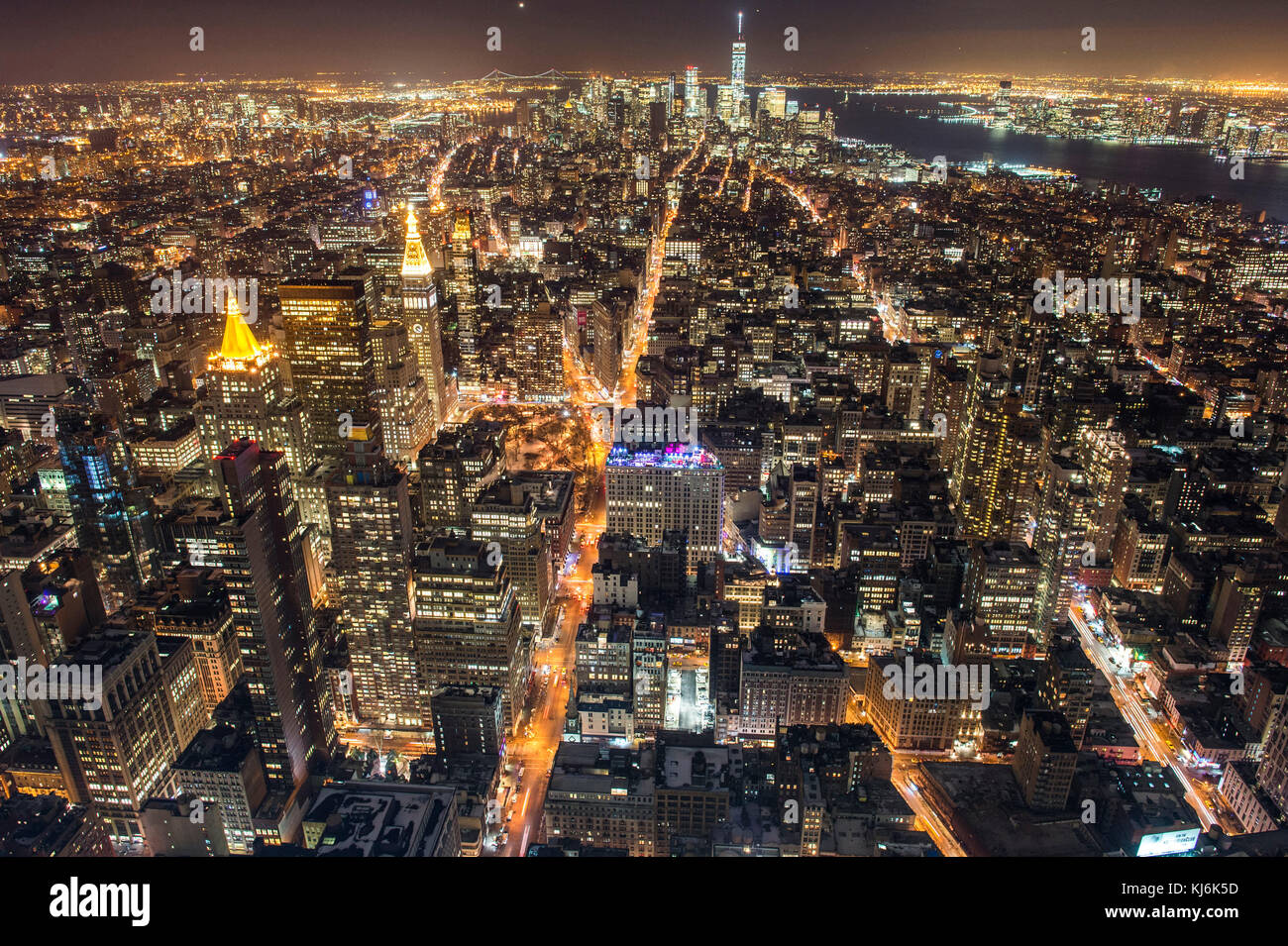 Stati Uniti d'America, New York City: la città illuminata di notte, edifici visitati dall' Empire State Building Foto Stock