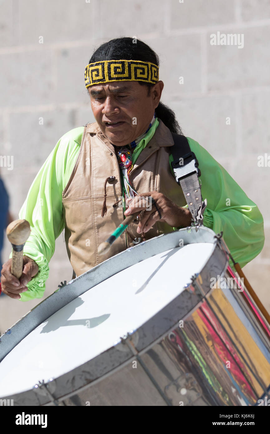 4 marzo, 2016, san miguel de allende, Messico: drumer indigeni al senior de la conquista la celebrazione Foto Stock