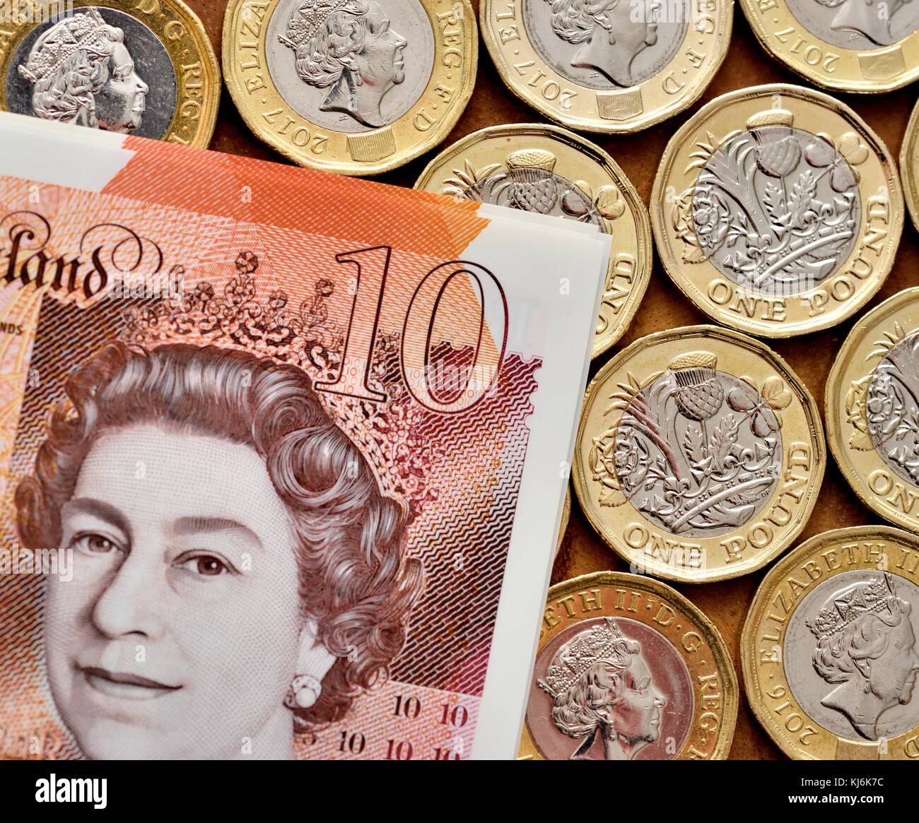 Dieci pound nota e una libbra di monete Foto Stock