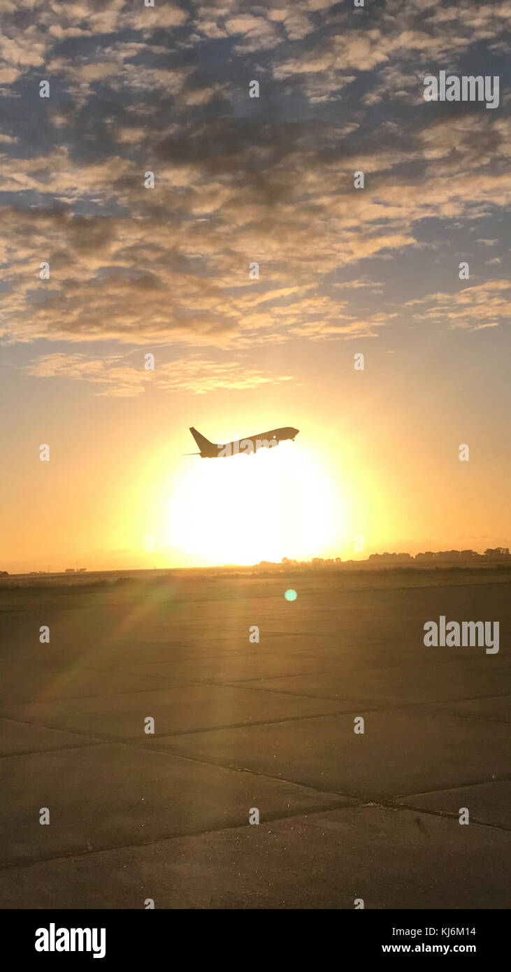 BAHIA BLANCA – UNA US Navy P-8A Poseidon, attaccato a Squadron Patrol (VP) 5, conduce una partenza di mattina presto dalla base aerea navale Comandante Espora lungo il tragitto per condurre operazioni di ricerca e salvataggio nell'Atlantico meridionale per il sottomarino mancante della Marina argentina, ARA San Juan. Su richiesta di funzionari argentini, il comando meridionale degli Stati Uniti (SOUTHCOM) ha diretto la Marina statunitense a dispiegare un aereo marittimo P-8A Poseidon a Bahia Blanca, Argentina, novembre 18, per sostenere la continua ricerca del sommergibile A.R.A. San Juan nelle acque del Foto Stock