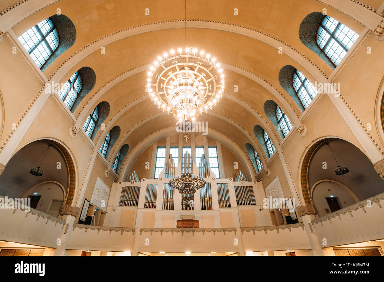 Helsinki, Finlandia - 8 Dicembre 2016: interni di Kallio Luterana Chiesa. Un luogo popolare per concerti grazie all'acustica della Chiesa. Foto Stock