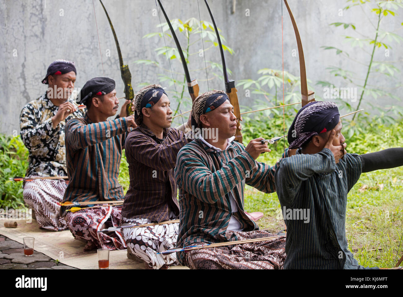 Uomini indonesiani pratica jemparingan / Giavanese tradizionale tiro con l'arco dal tiro arco e frecce nella città di Yogyakarta, java, INDONESIA Foto Stock