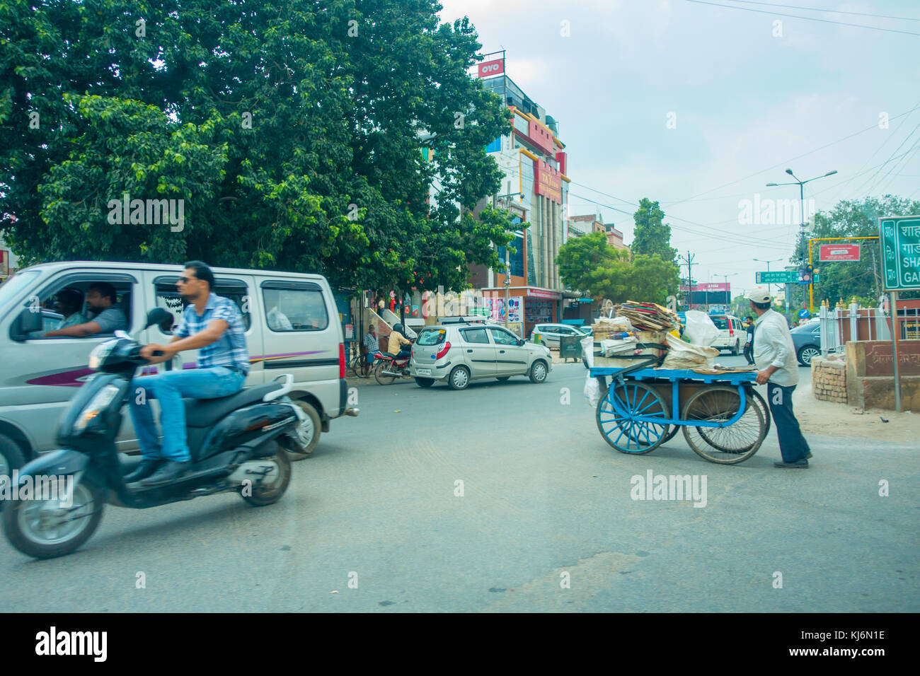 Agra, India - 19 settembre 2017: l'uomo non identificato cavalca un motociclo in traffict della città, nelle strade in India centrale in Agra, India Foto Stock