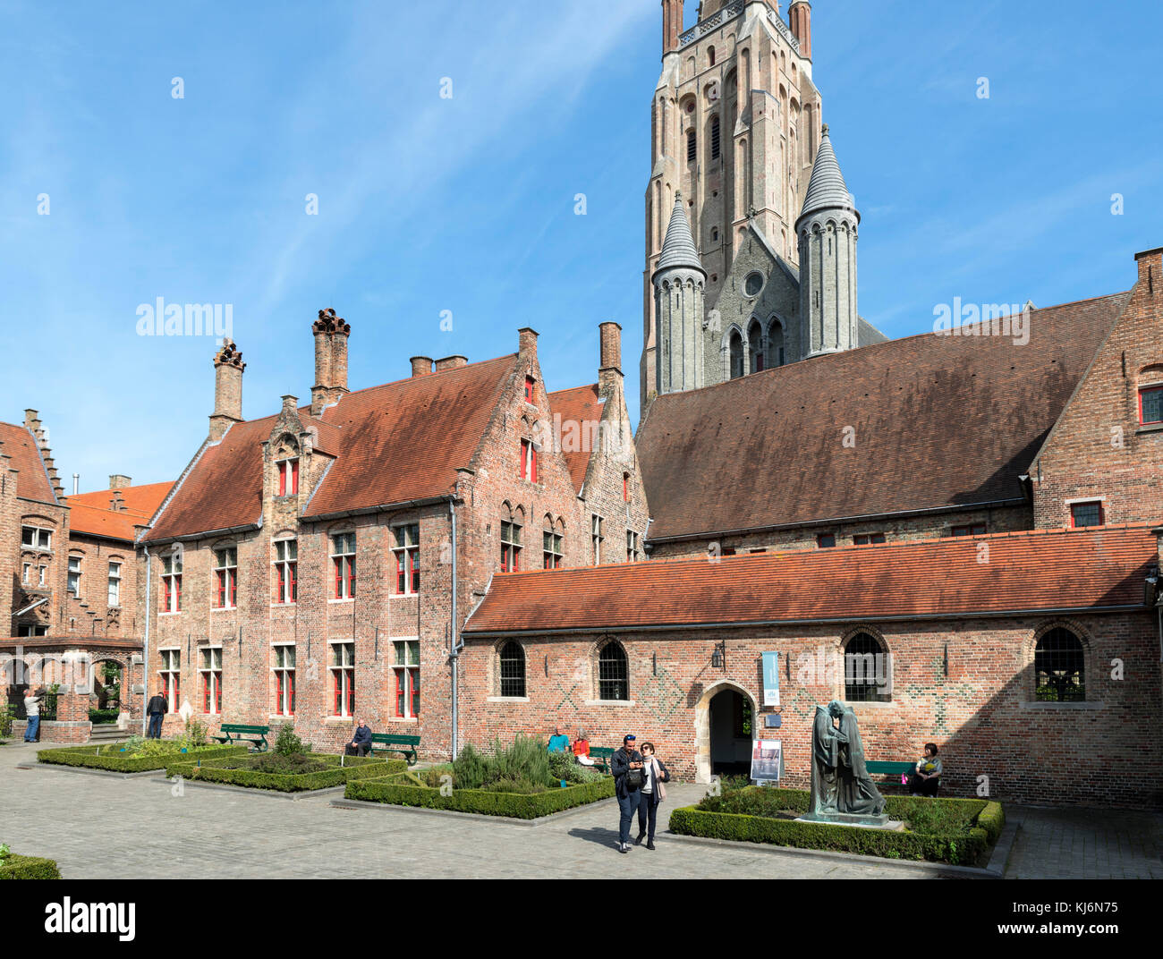 Old St John's Hospital (Oud il Sint-Janshospitaal) con il campanile della chiesa di Nostra Signora (Onze-Lieve-Vrouwekerk) dietro, Bruges (Brugge), Belgio Foto Stock