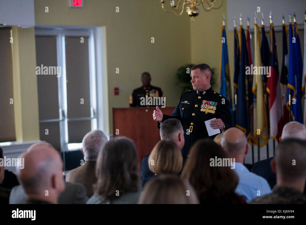 Stati Uniti Marine Corps Brig. Gen. David W. Maxwell, comandante generale della Marina 2 Logistics Group, II Marine forza expeditionary, offre un discorso durante la cerimonia di pensionamento su Camp Lejeune, N.C., su nov. 16, 2017. La cerimonia si è svolta per il Col. Gary F. Keim, ritiratosi dopo 29 anni di onorato servizio. (U.S. Marine Corps foto di Cpl. Sean M. Evans) Foto Stock