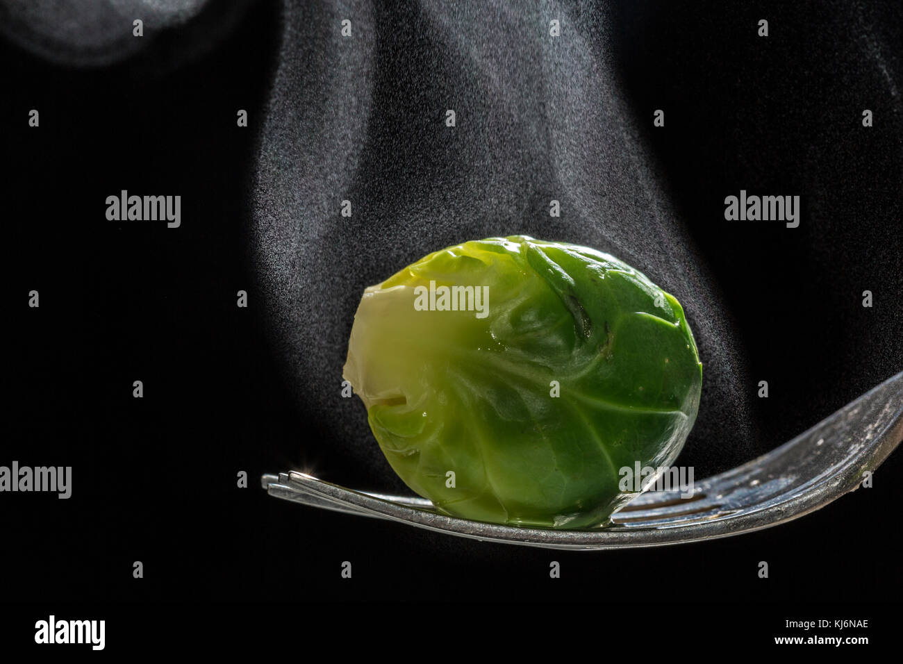 Cottura a vapore cotto germoglio di Bruxelles. Foto Stock