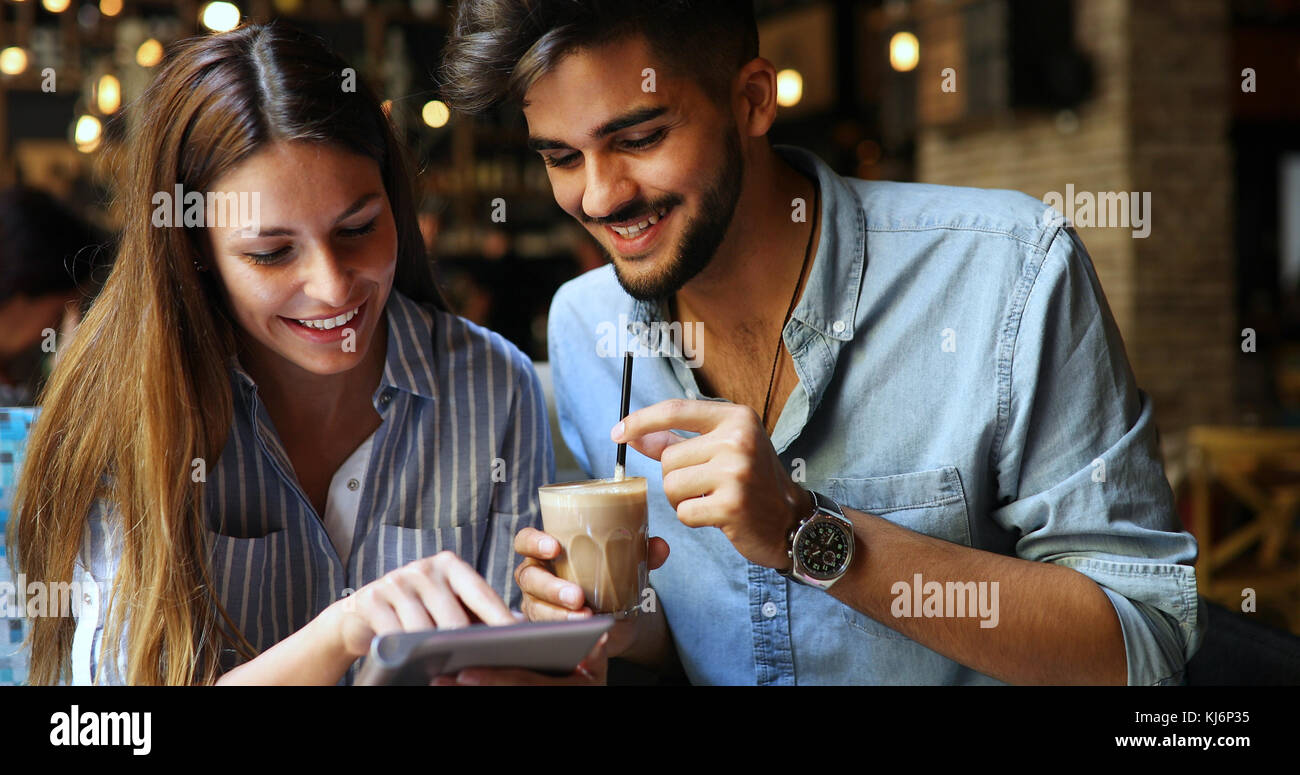 Donna e uomo flirtare in cafe Foto Stock