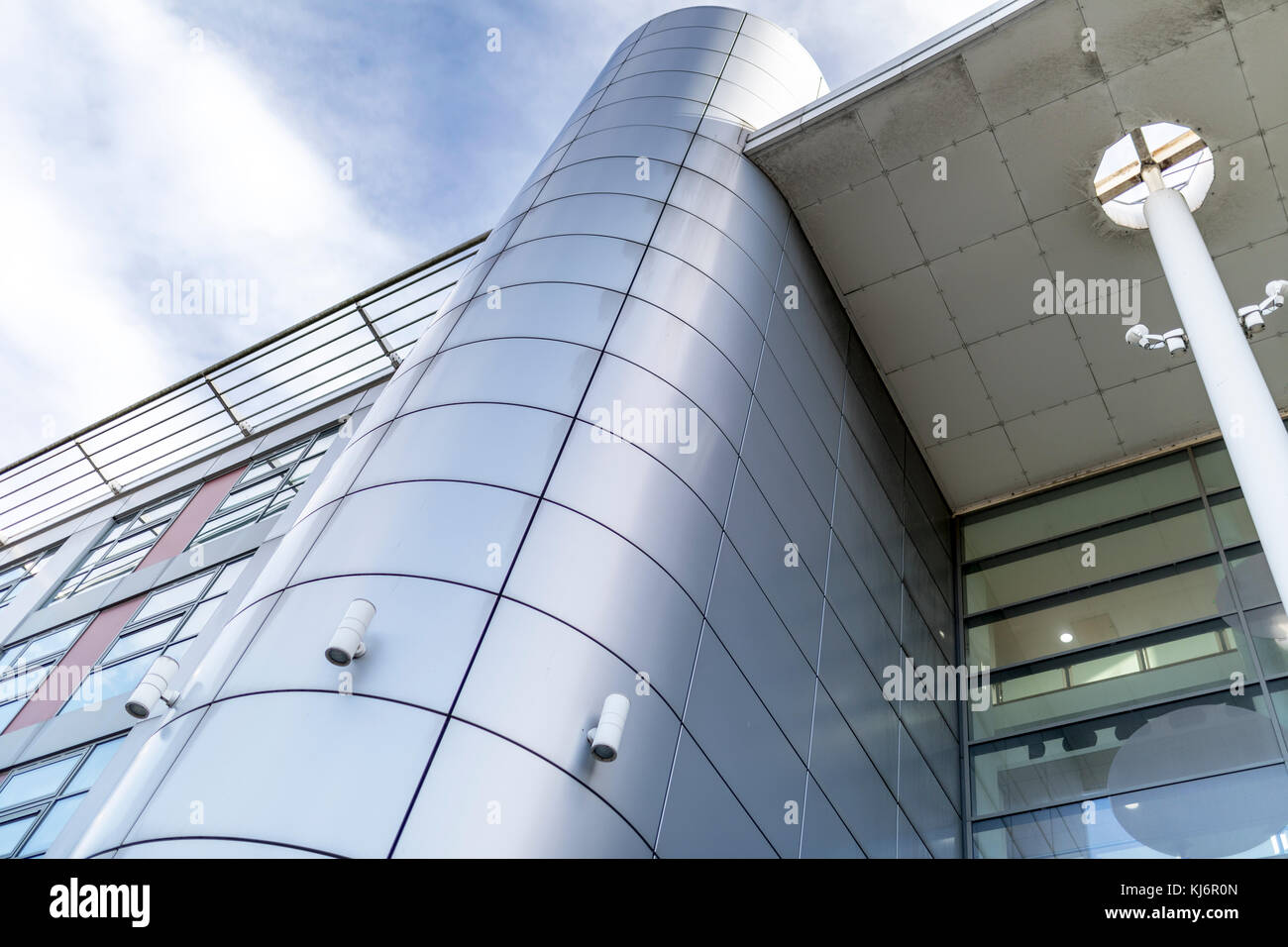 Grigio o placcatura in argento conferisce un ultra moderno e contemporaneo sente architettoniche di un edificio Foto Stock