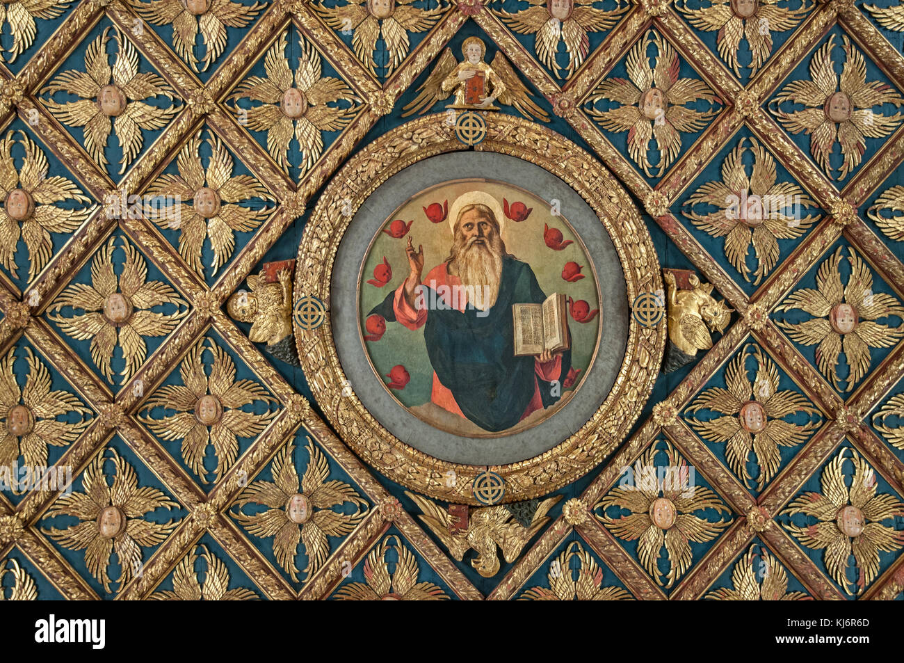 Immagine centrale del dorato soffitto pannellato della Sala del albergo Camera XXV1 di le Gallerie dell' Accademia Galleria dell'Accademia Venezia Italia Foto Stock