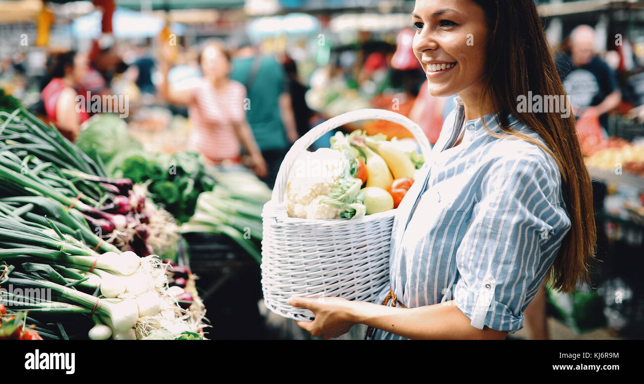 Immagine di donna al marketplace acquistare verdure Foto Stock