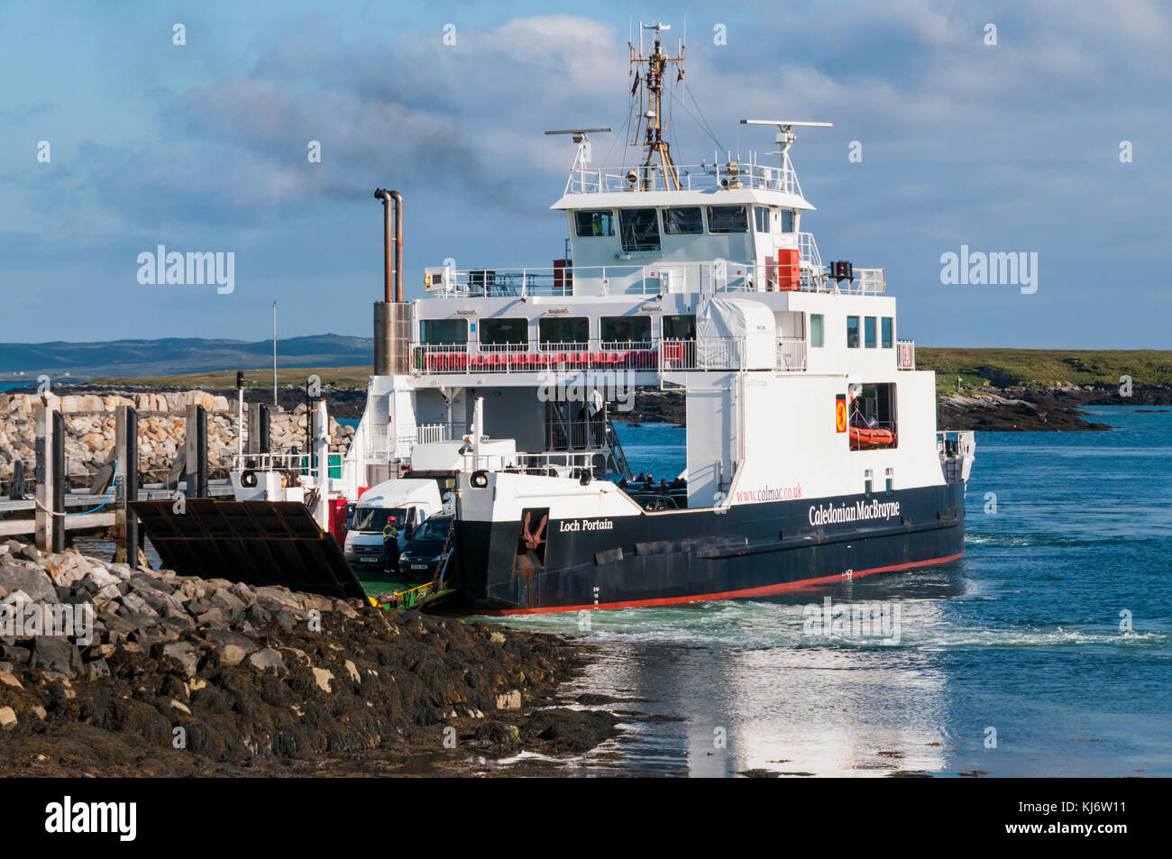 MV Loch Portain, il traghetto CalMac tra Berneray e Leverburgh su Harris al porto dei traghetti Berneray. Foto Stock