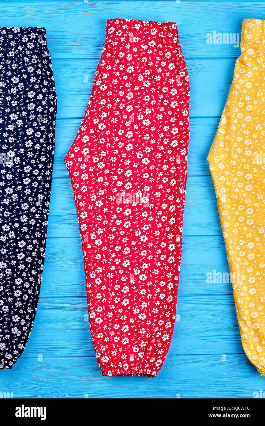 L'immagine verticale di estate pantaloni colorati. Collezione di pantaloni  di cotone per Baby girl, vista dall'alto. close up dei gambali alla moda  per bambine Foto stock - Alamy