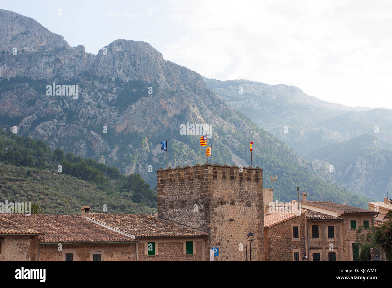 Town Hall con bandiere all'ingresso principale di fornalutx village, Maiorca, SPAGNA Foto Stock