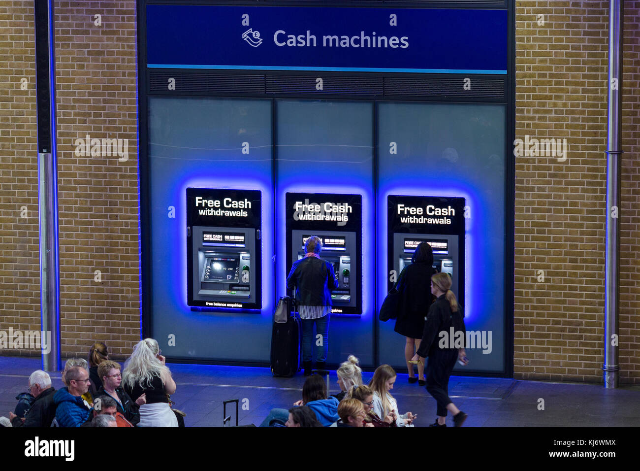 Macchine ATM stazione KingsCross London REGNO UNITO Foto Stock