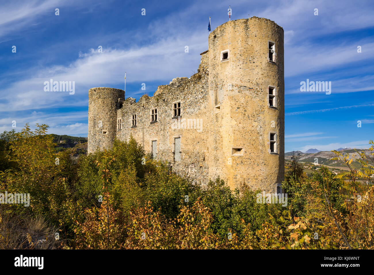 Le rovine del Midle Età Tallard castello con la sua facciata in pietra. Hautes-Alpes, Francia Foto Stock