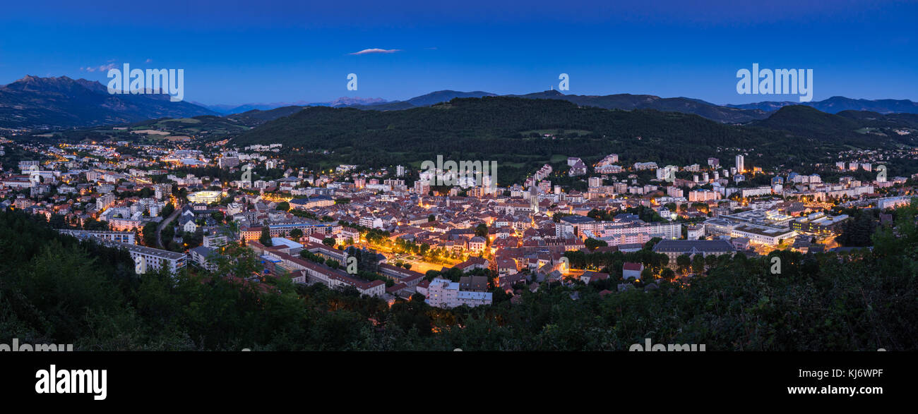 Elevata vista panoramica della città di Gap al crepuscolo. Hautes-Alpes, meridionale delle Alpi Francesi, Francia Foto Stock