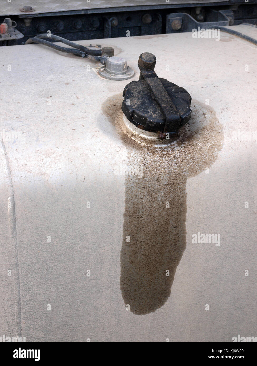 Carrello alluminio grande tappo del serbatoio di carburante chiusa e bloccata da vicino. Foto Stock