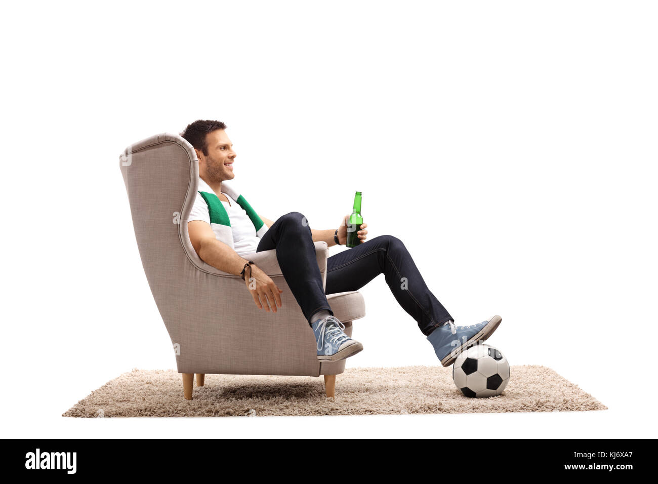 Tifoso di calcio con una sciarpa e una bottiglia di birra seduti in poltrona isolati su sfondo bianco Foto Stock