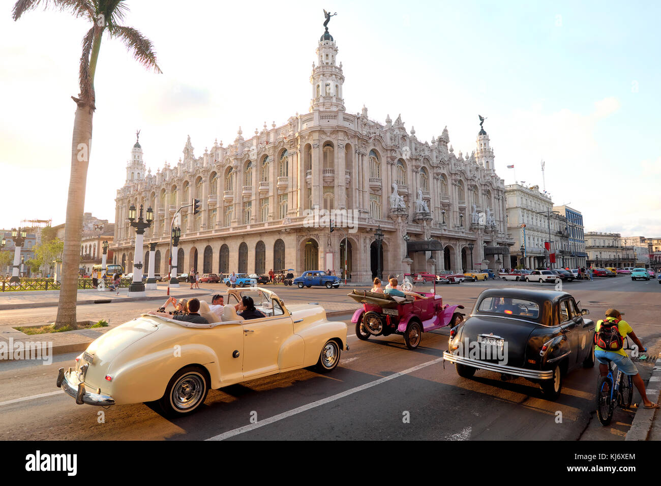 Auto americane di fronte al Gran Teatro de La Habana Alicia Alonso Theatre, Paseo del Prado Street, Havana, Cuba Foto Stock