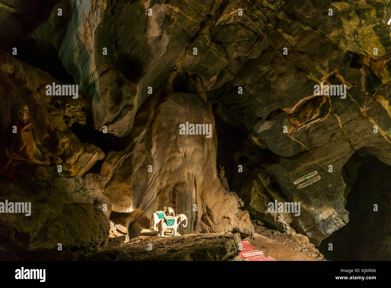Höhle mit weissen Elefarten Grotta dell'Elefante Bianco am Tempel Phnom Sasear bei Kampot, Kambodscha, Asien | Grotta dell'elefante bianco, Phnom Sasear, vicino a Kampot Foto Stock