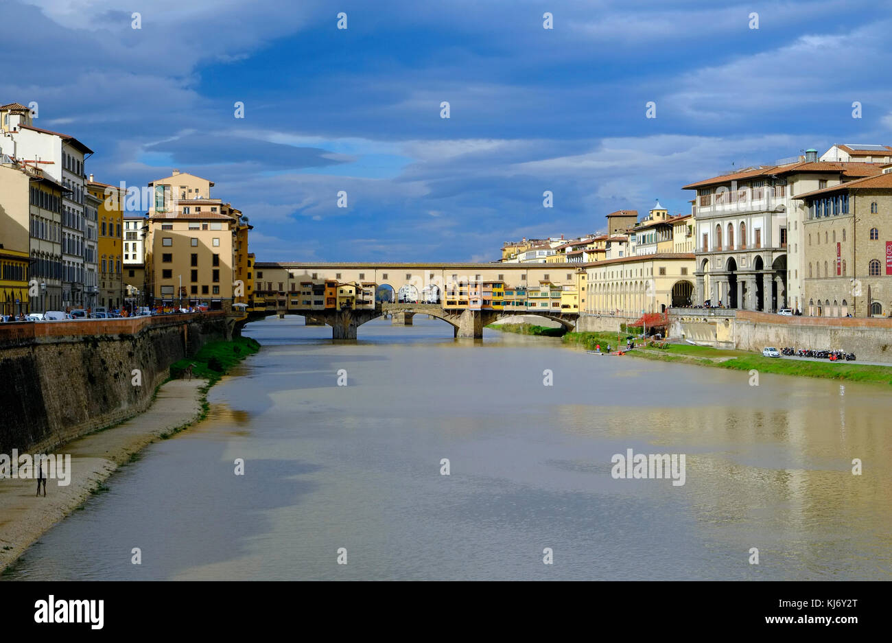 Il fiume Arno e il Ponte Vecchio, Firenze, Italia Foto Stock