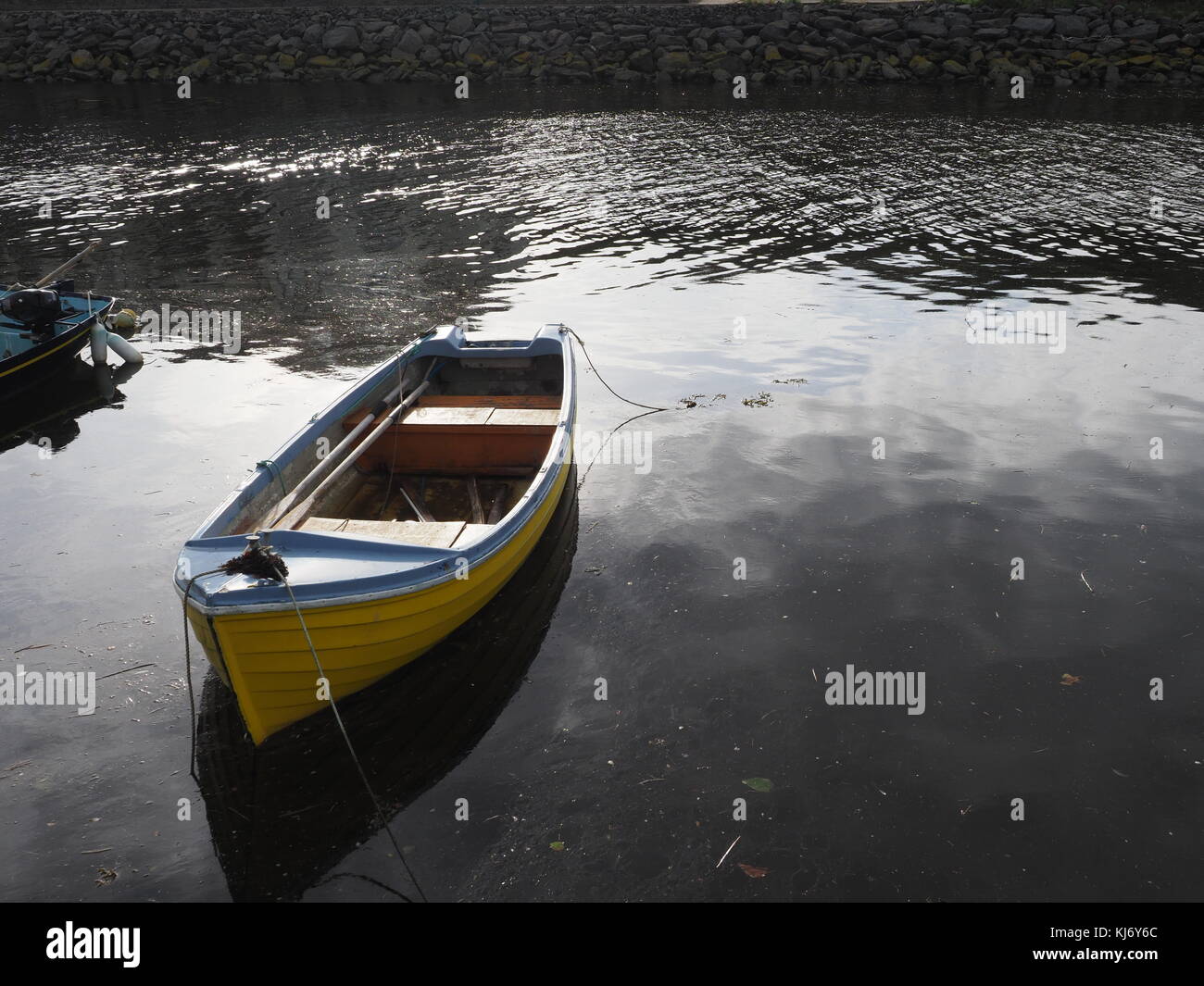 Un ormeggiati Dinghy attende a Aberystwyth Harbour Ceredigion nel Galles Foto Stock