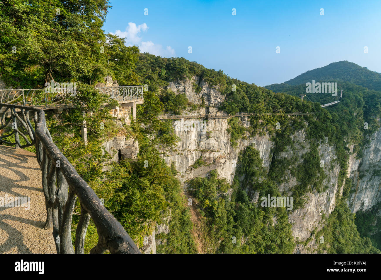 Sentiero escursionistico sul bordo della scogliera ripida in montagna tianmen, zhangjiajie, nella provincia del Hunan, Cina Foto Stock