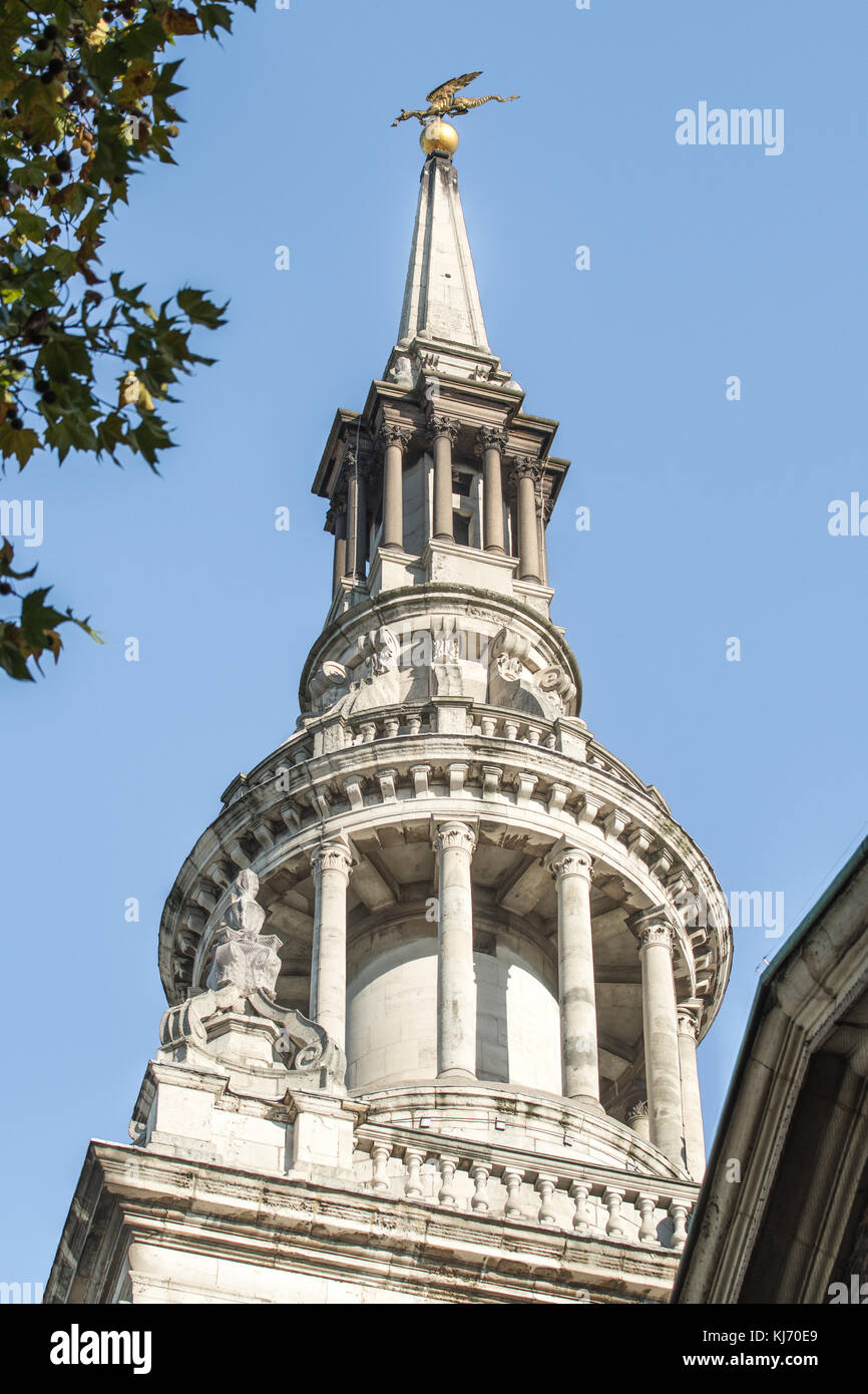 L'alloggiamento della torre le campane a st Mary-le-bow chiesa (costruita da Christopher Wren) lungo eastcheap nella city di Londra, Inghilterra. Foto Stock