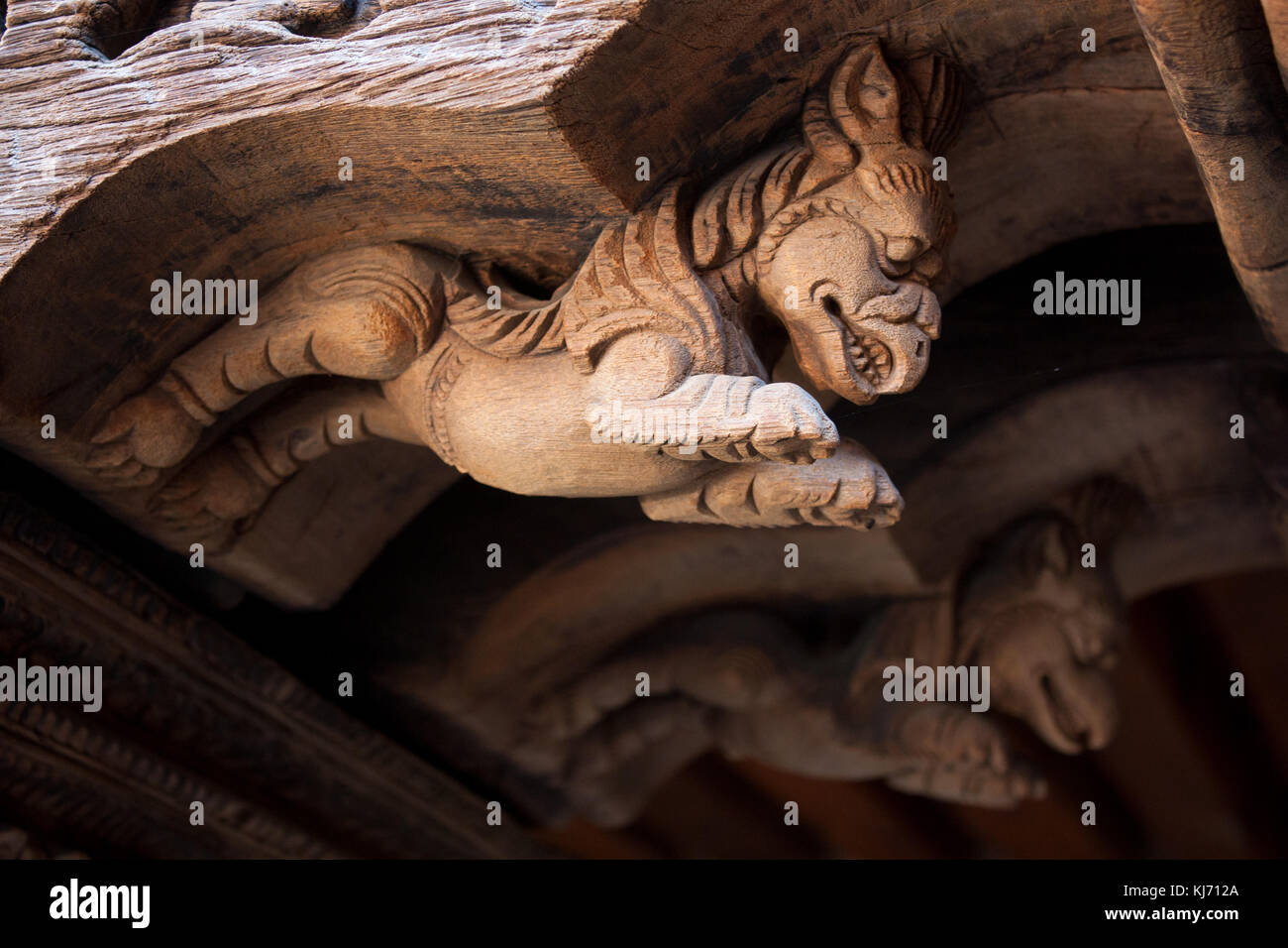 Un handmade scultura di legno in un tempio di patan Durbar Square, Kathmandu in Nepal. Foto Stock