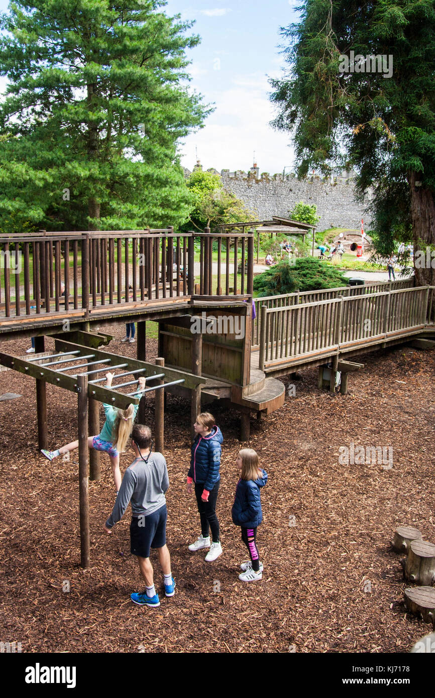 Bambini che giocano su barre di arrampicata in corteccia allentate parco giochi, Irlanda Foto Stock