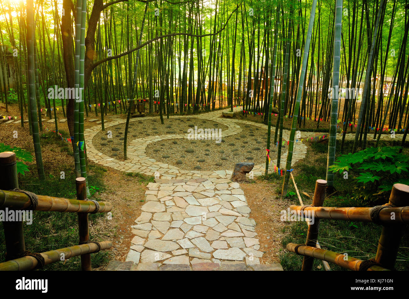 Un taoista di Ying e Yang simbolo percorso a piedi all'interno di un bosco di bambù in wuxi cina tre regni attrazione nella provincia di Jiangsu. Foto Stock