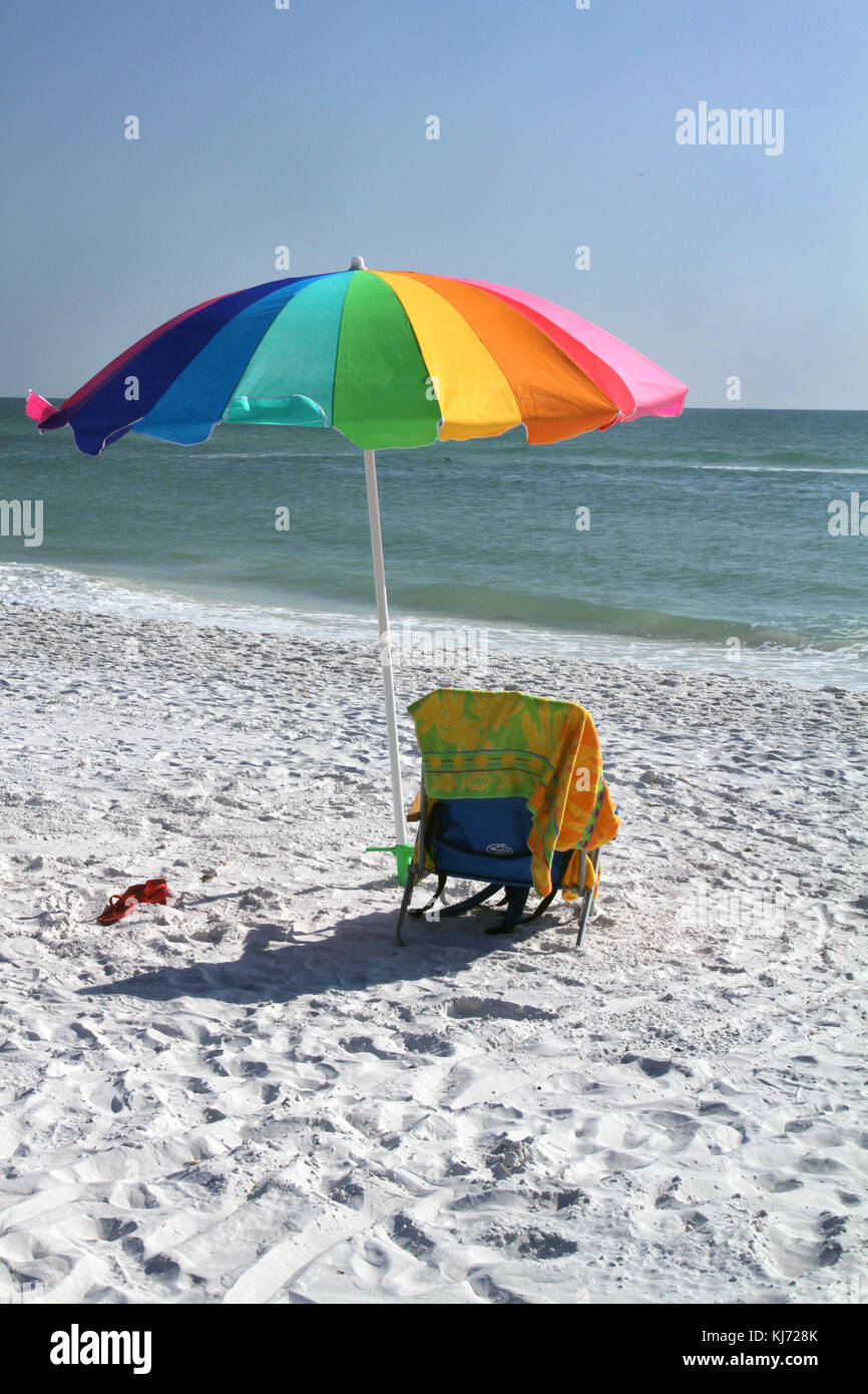Sdraio sulla spiaggia, ombrellone su una spiaggia di sabbia bianca a siesta Beach, Florida. Foto Stock